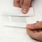 Rimuovi i foglietti protettivi dei cerotti su entrambi i lati adesivi.