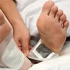 Al risveglio rimuovi delicatamente i cerotti dalle piante dei piedi.