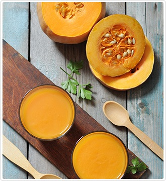 frutta gialla tagliata a fetta su tavolo e frullati a base di questa frutta