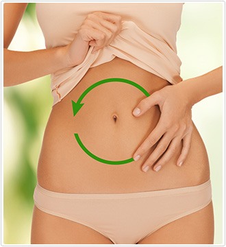 donna che si tocca la pancia dopo pulizia del colon