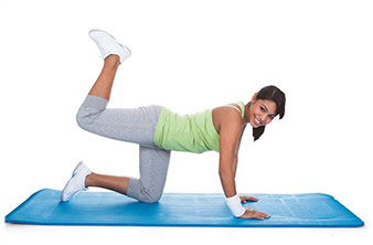 donna in tuta da ginnastica in palestra che sta per aumentare massa muscolare