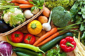 frutta e verdura colorata fresca di diversi tipi su tavolo di legno