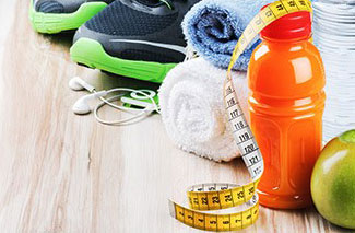 pavimento palestra con scarpe da ginnastica borraccia di acqua